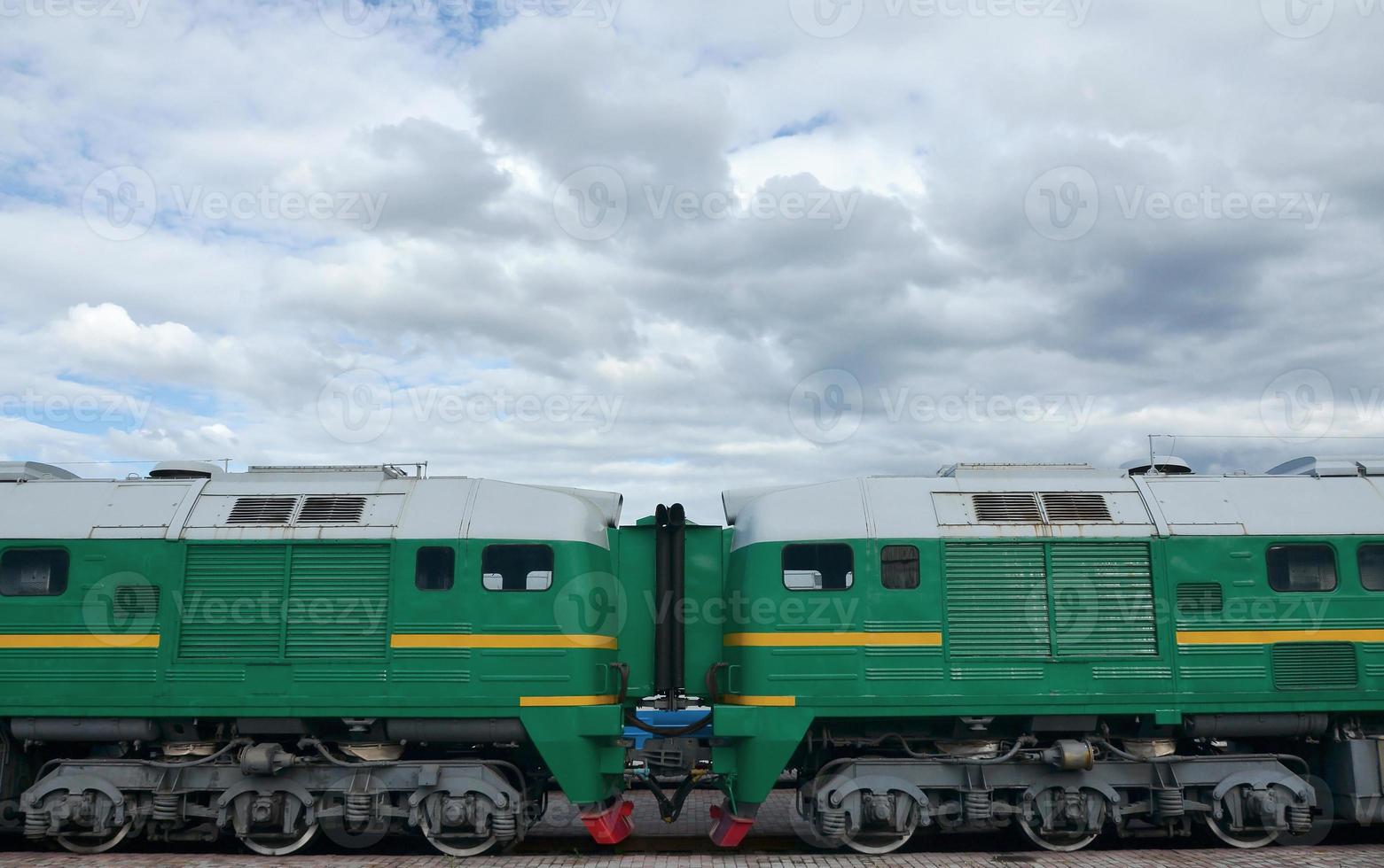 overgang tussen twee elektrisch treinen. een klein gang in de rol van een portaal tussen de twee zijden van de cabine van een Russisch elektrisch trein foto