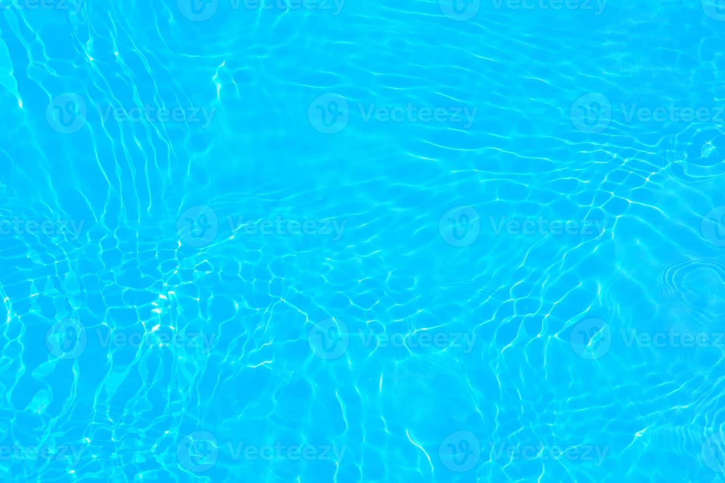 onscherp wazig transparant blauw gekleurde Doorzichtig kalmte water oppervlakte structuur met plons, bubbel. schijnend blauw water rimpeling achtergrond. oppervlakte van water in zwemmen zwembad. blauw bubbel water schijnt. foto