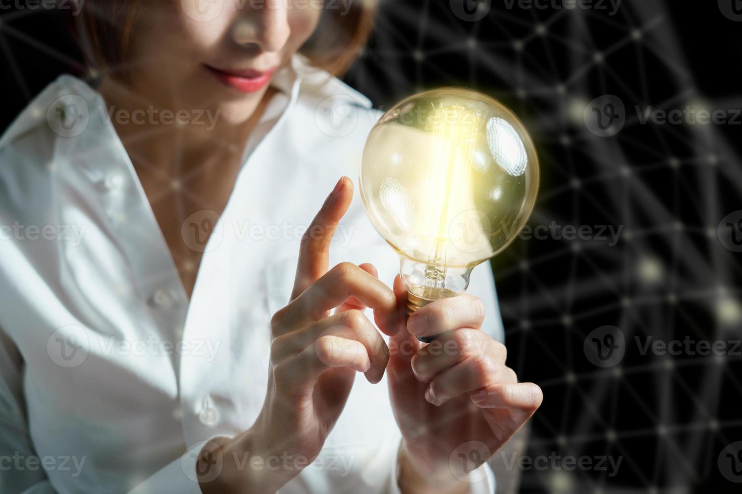 vrouw hand- Holding licht lamp. idee concept met inspiratie. bedrijf verbinding idee. foto