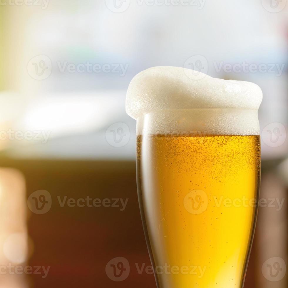 glas licht bier in de pub foto