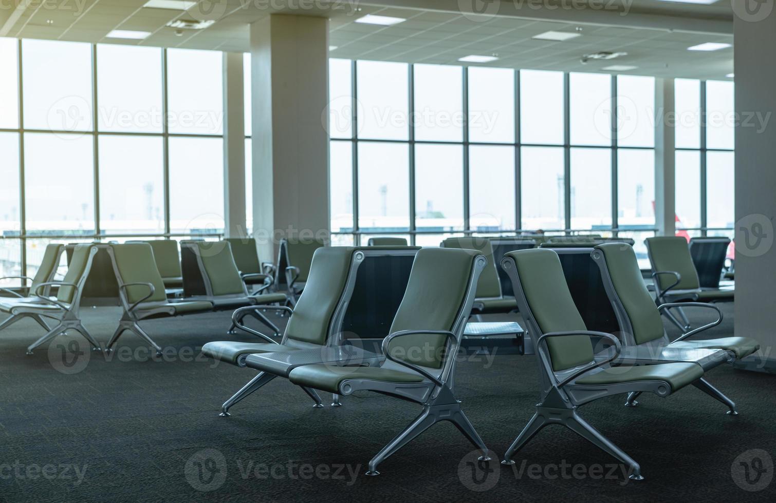 leeg stoelen in vertrek lounge of terminal Bij de luchthaven. foto