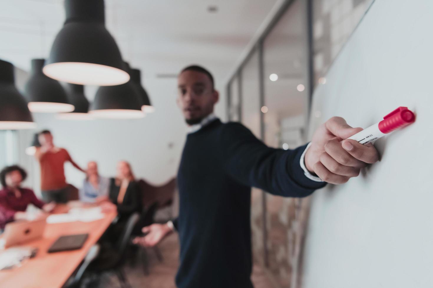 leider geven een bedrijf presentatie Bij een kantoor conferentie ontmoeting, zakenman trainer mentor legt uit diagram tabel Aan bord zakelijke groep werkplaats opleiding in bestuurskamer. selectief focus foto