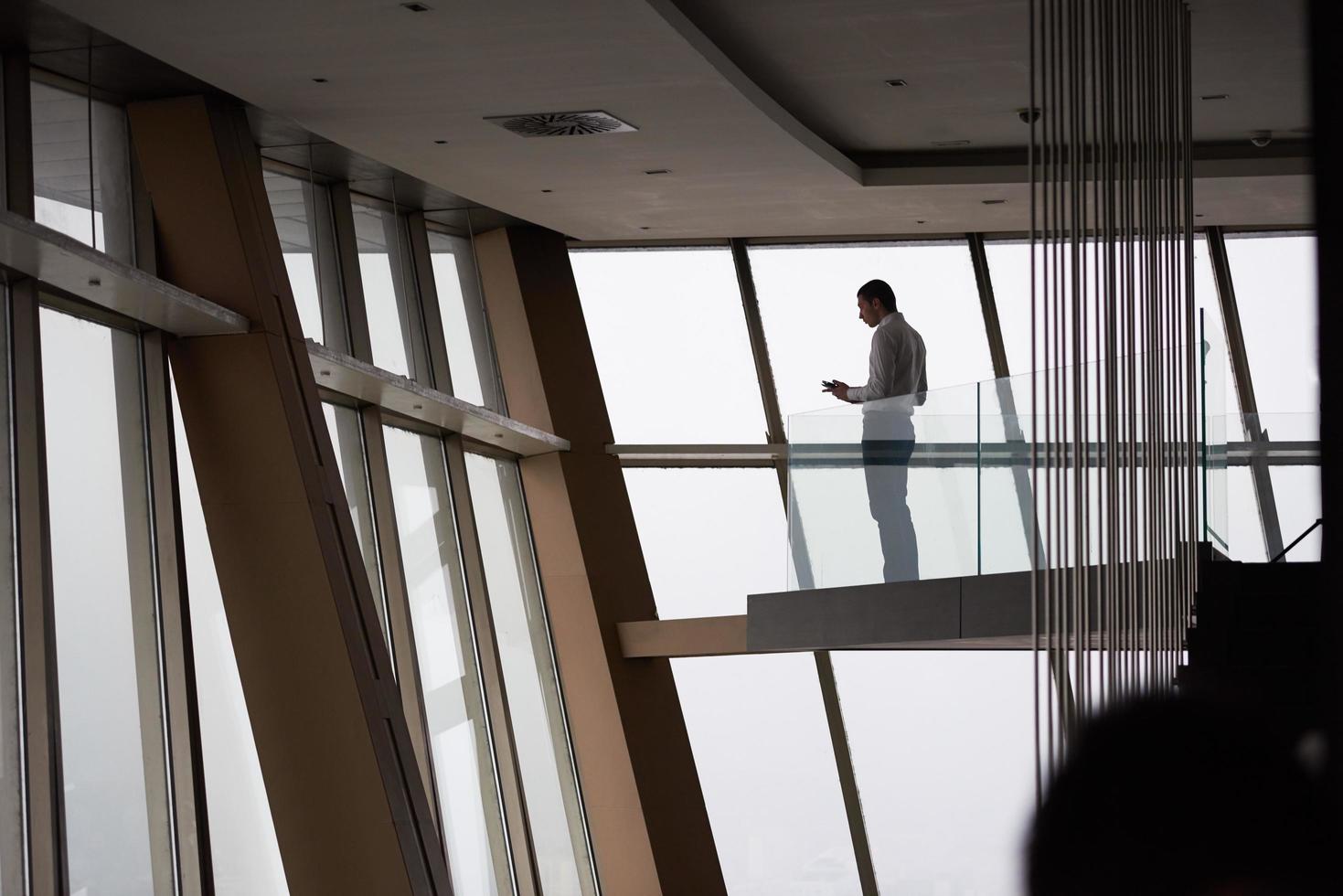 jong geslaagd bedrijf Mens in penthouse appartement werken Aan tbalet foto