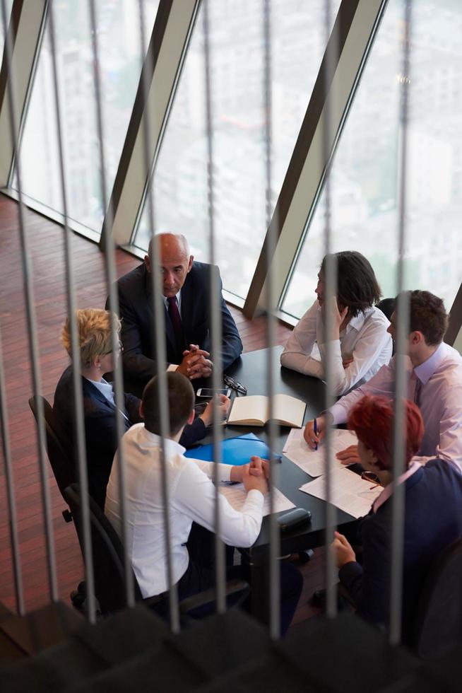 bedrijf mensen groep Aan vergadering Bij modern helder kantoor foto