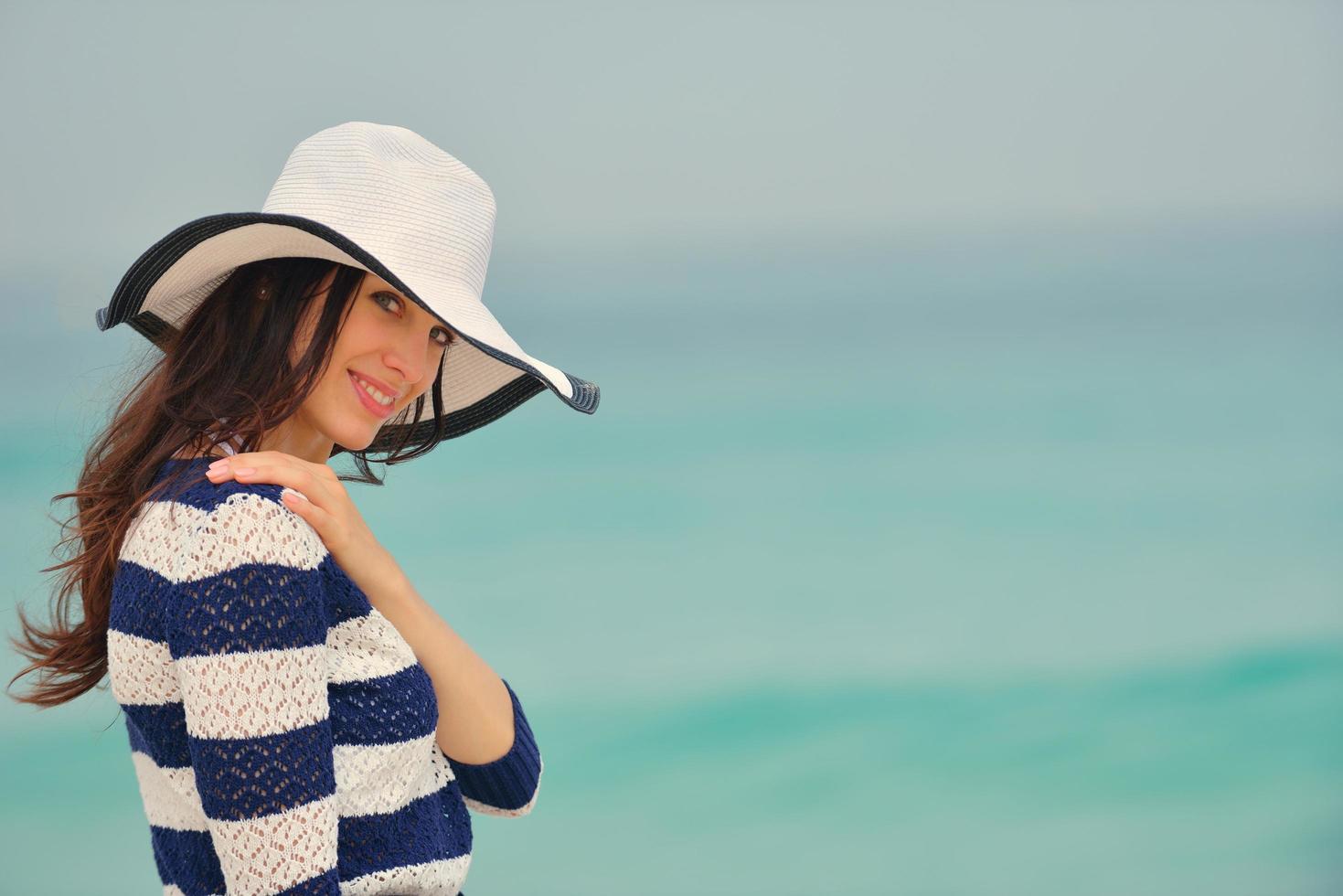 gelukkig mooi vrouw genieten van zomer vakantie foto