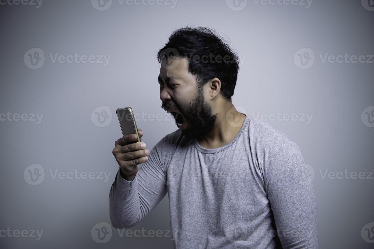 portret van Aziatisch jong Mens Aan wit achtergrond, boos Mens concept foto