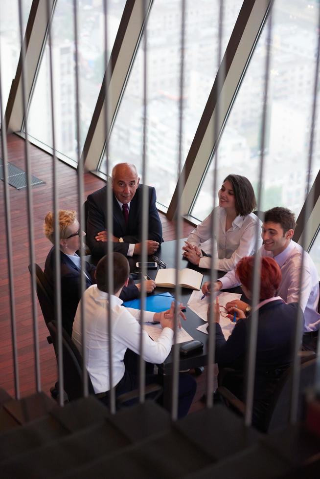 bedrijf mensen groep Aan vergadering Bij modern helder kantoor foto