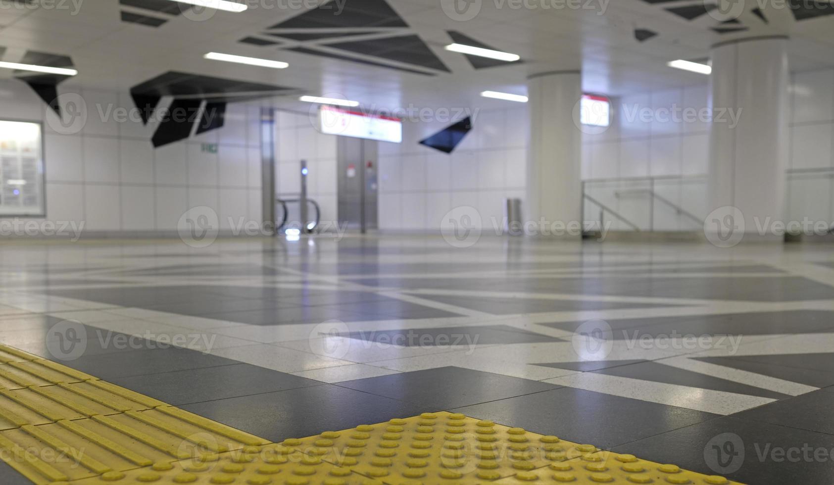 metro station verdieping met patroon voor Blind mensen naar volgen foto