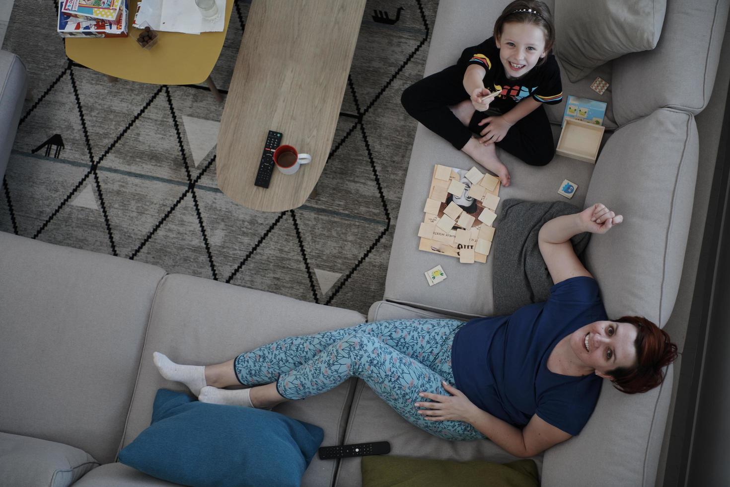 moeder en dochter Bij huis spelen geheugen spel foto