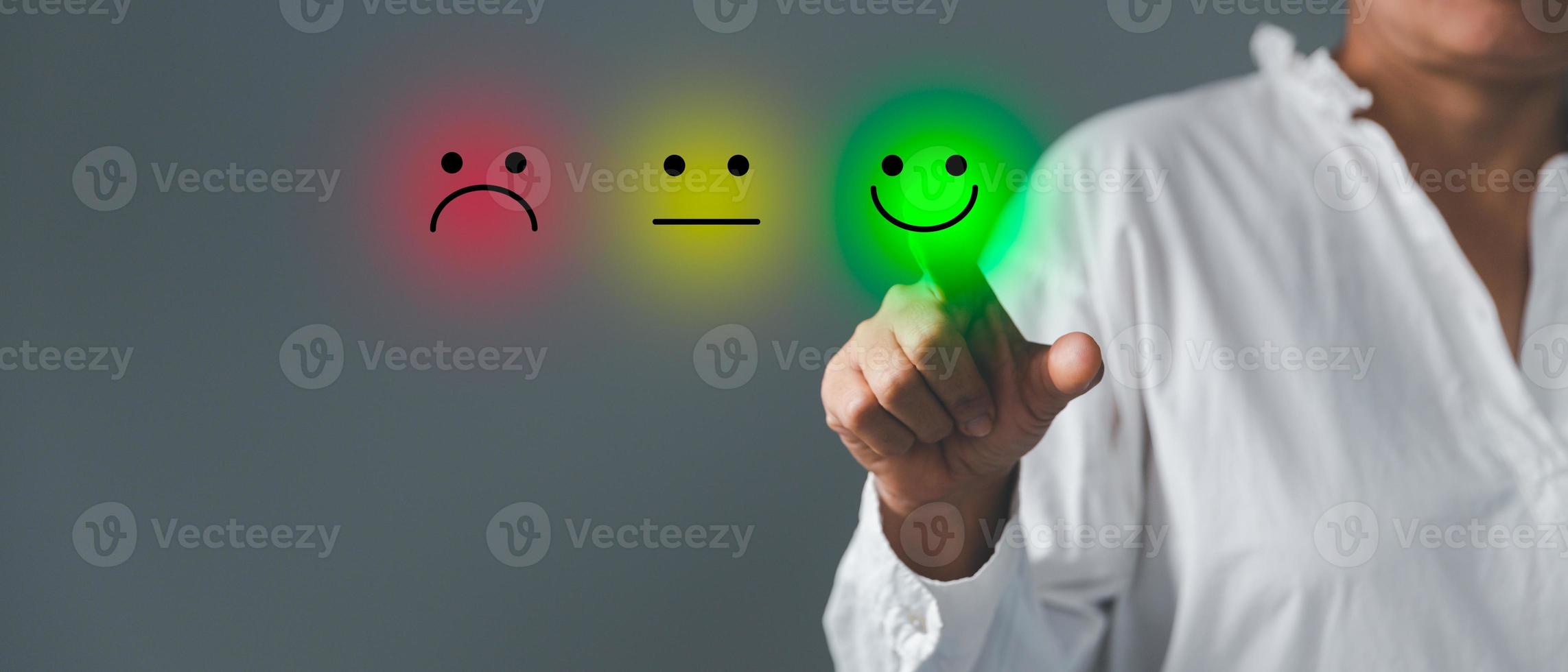 klant onderhoud en tevredenheid concept, uitstekend klant feedback. bedrijf mensen zijn aanraken virtueel scherm Aan gelukkig smiley gezicht icoon naar geven tevredenheid in onderhoud. beoordeling heel onder de indruk. foto