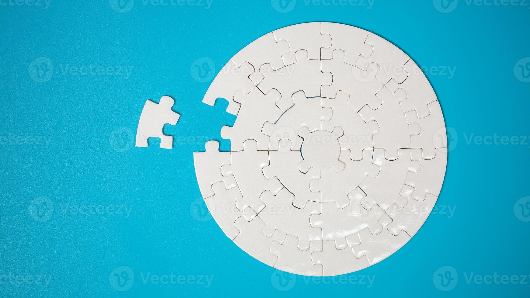 witte deel van puzzelstukjes op blauwe achtergrond. concepten van probleemoplossing, zakelijk succes, teamwork, teamplaying puzzelspel onvolledig, textuurfoto met kopieerruimte voor tekst foto