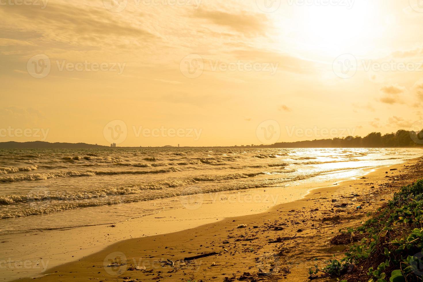 mooi zee strand met zonsondergang tijd foto