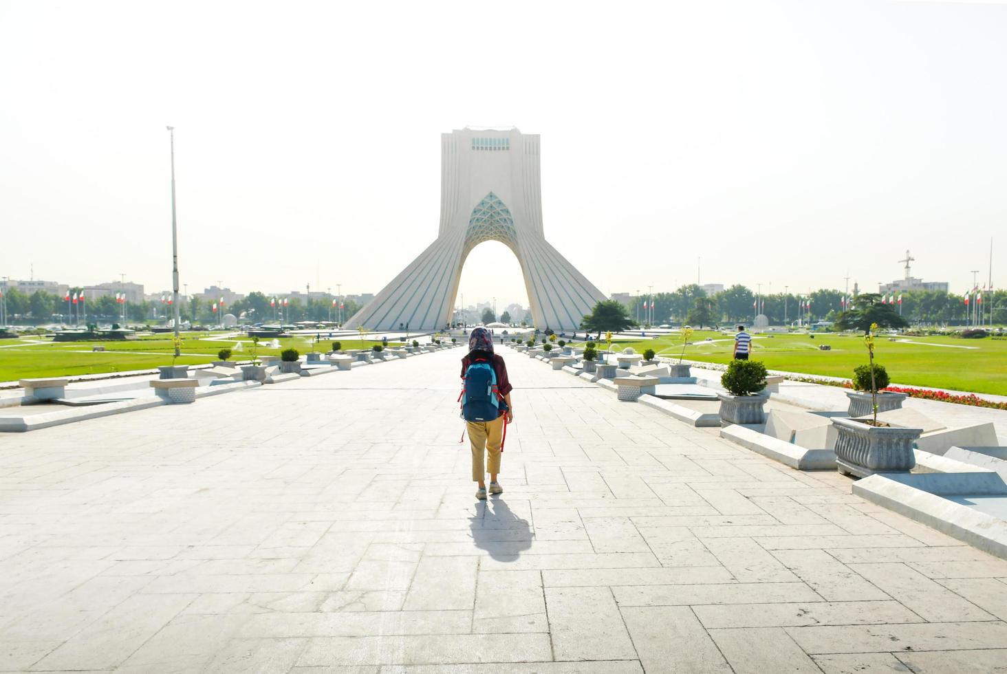 Teheran ,Iran ,2022 - backpacker vrouw wandelen door azadi toren - beroemd mijlpaal in Teheran in hoofdstad van iran. vrouw rechten en en toerisme in midden- oosten- foto