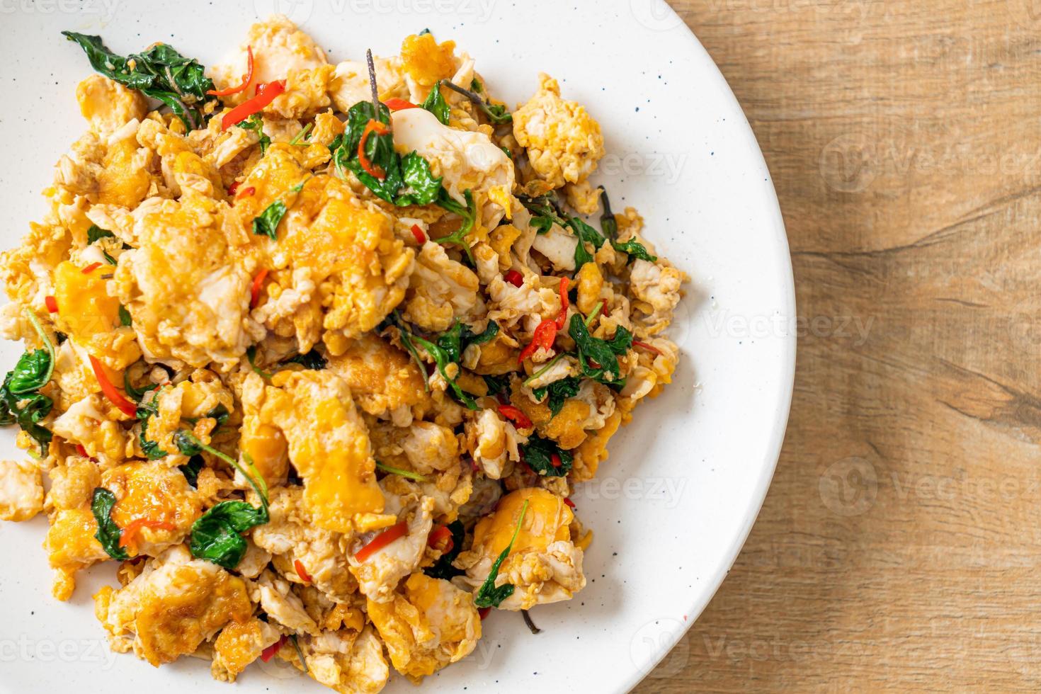 roergebakken ei met thaise basilicum en chili foto