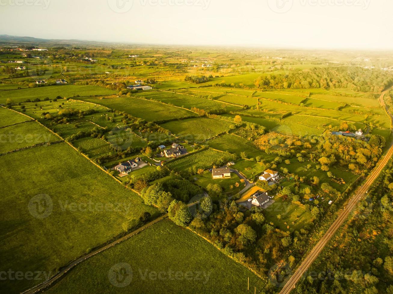 huizen in een landelijk dorp door westport slepen in de buurt de Iers atlantic kust.groen en echt landgoed in Ierland concept. landbouw en Iers landschappen foto