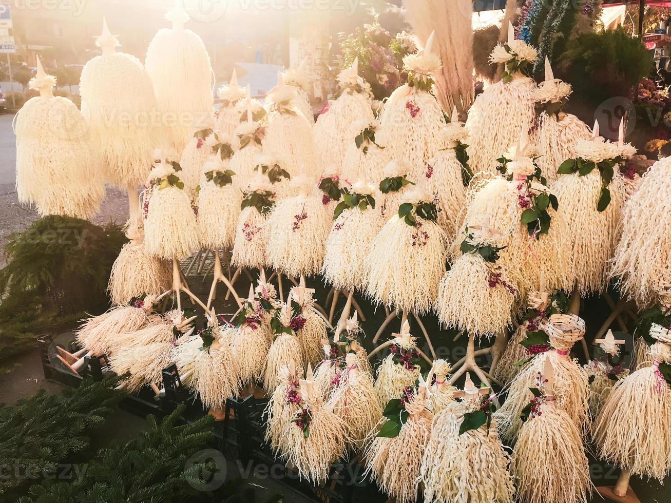 chichilaki - Georgische kerstboom gemaakt van gedroogde hazelnoottakken te koop op straatmarkt foto