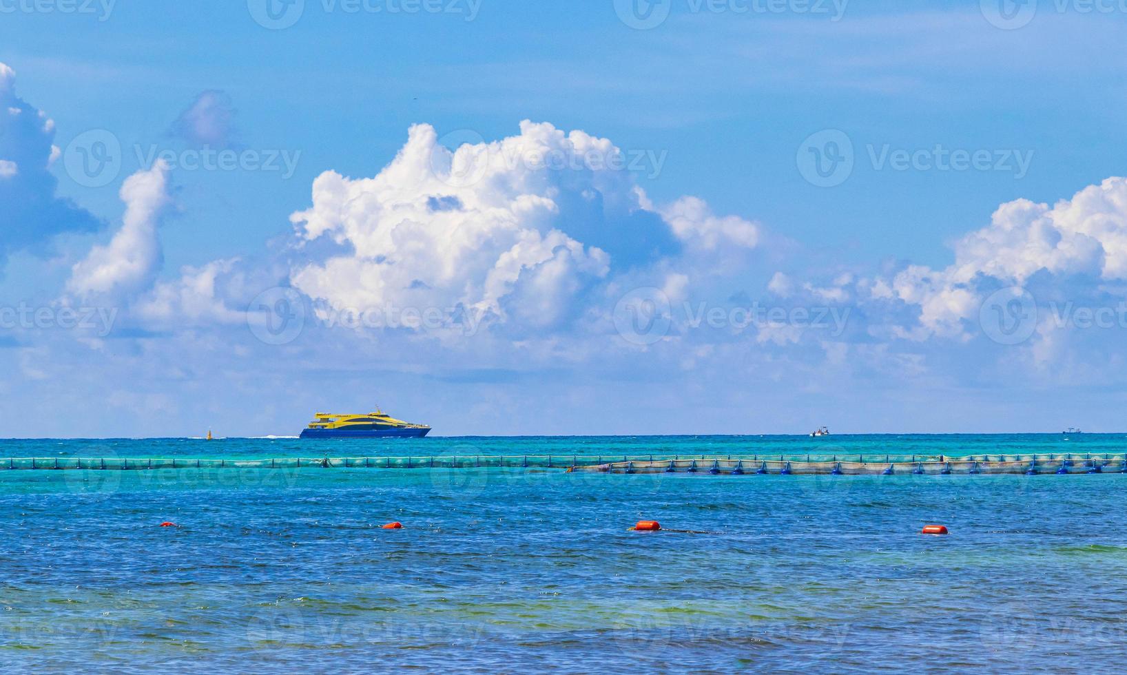 boten jachten schip steiger strand in playa del carmen Mexico. foto