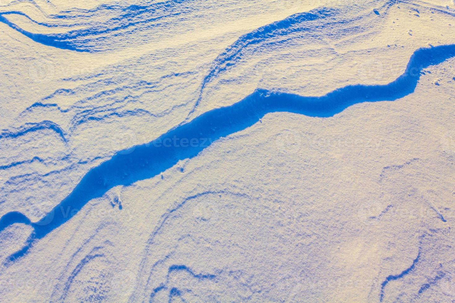 golven getrokken door wind in sneeuw bremerhaven duitsland. foto