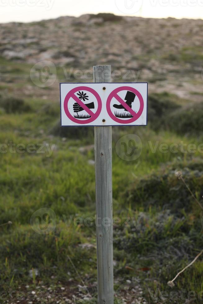 teken, scheur geen bloemen niet lopen op het gras, geen teken van vertrappen van het gazon foto