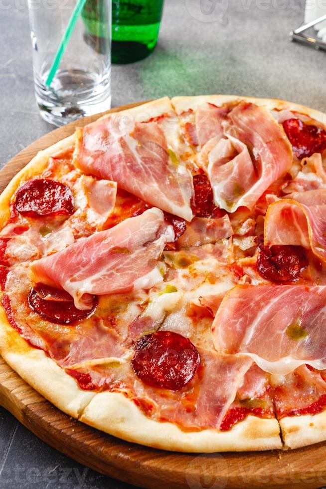 pizza met salami en prosciutto foto
