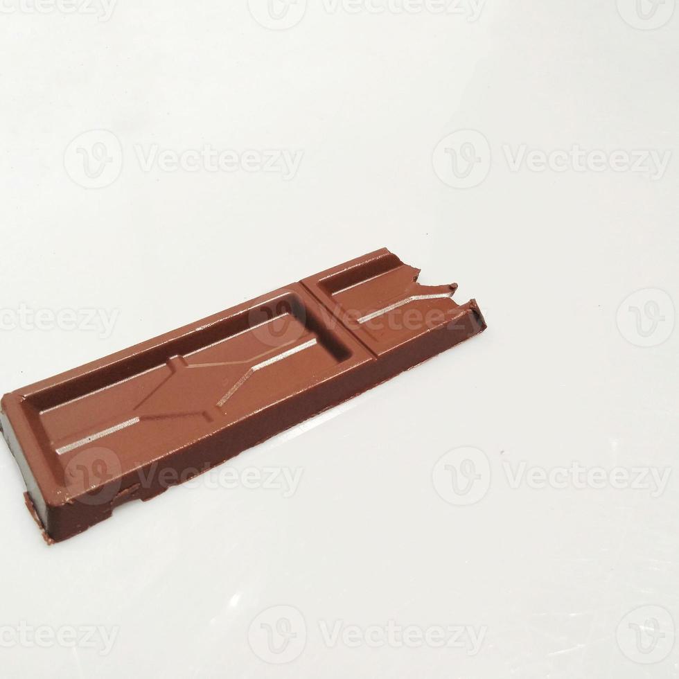 chocoladereep die op witte achtergrond wordt geïsoleerd foto