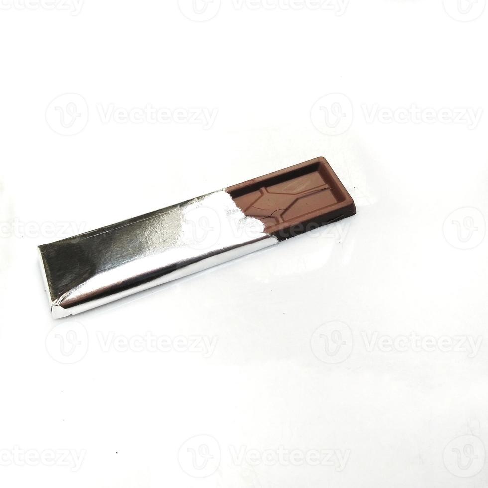 chocoladereep die op witte achtergrond wordt geïsoleerd foto
