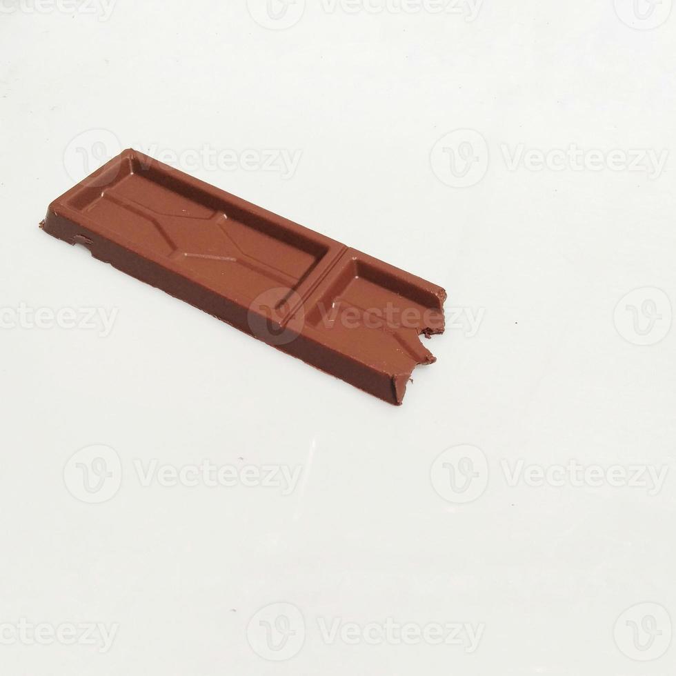 chocoladereep die op witte achtergrond wordt geïsoleerd foto