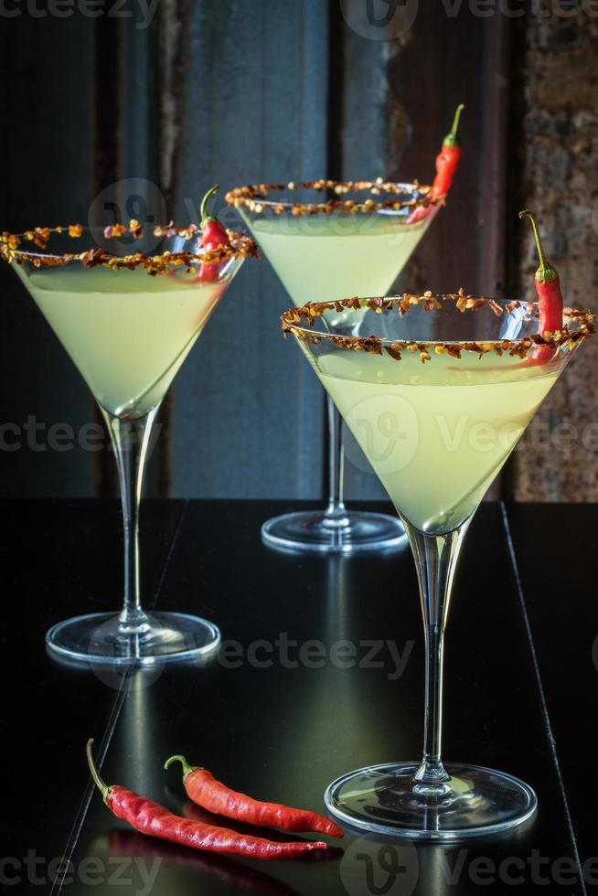 martini met Chili paprika's Aan zwart achtergrond foto