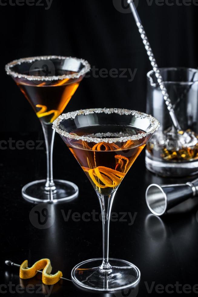 oranje citrus martini's Aan zwart achtergrond foto