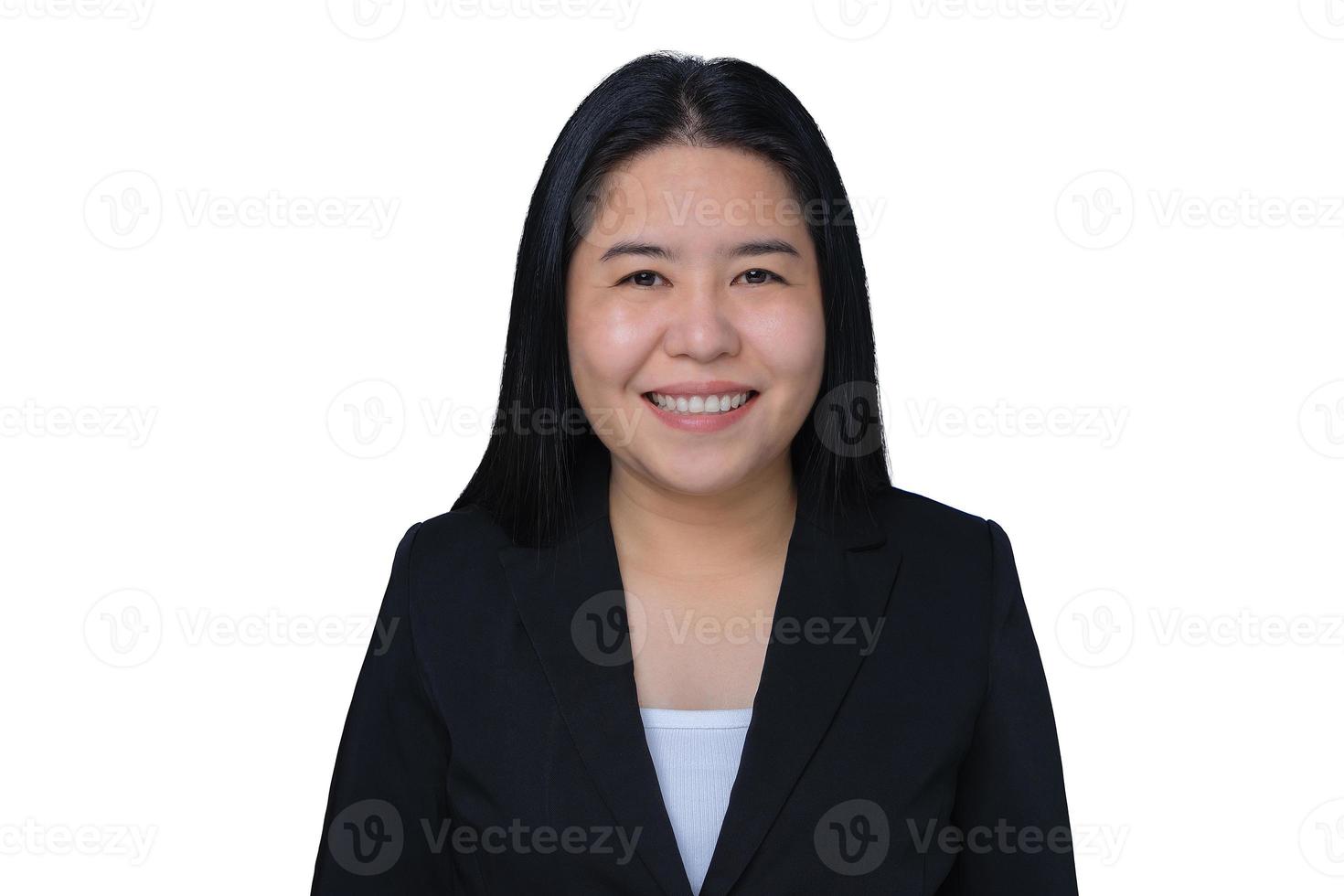 gelukkig volwassen glimlachen zakenvrouw portret met zwart pak kijken Bij camera geïsoleerd Aan wit achtergrond. mooi ouder uitvoerend professioneel bedrijf vrouw geslaagd met vertrouwen poseren in studio foto