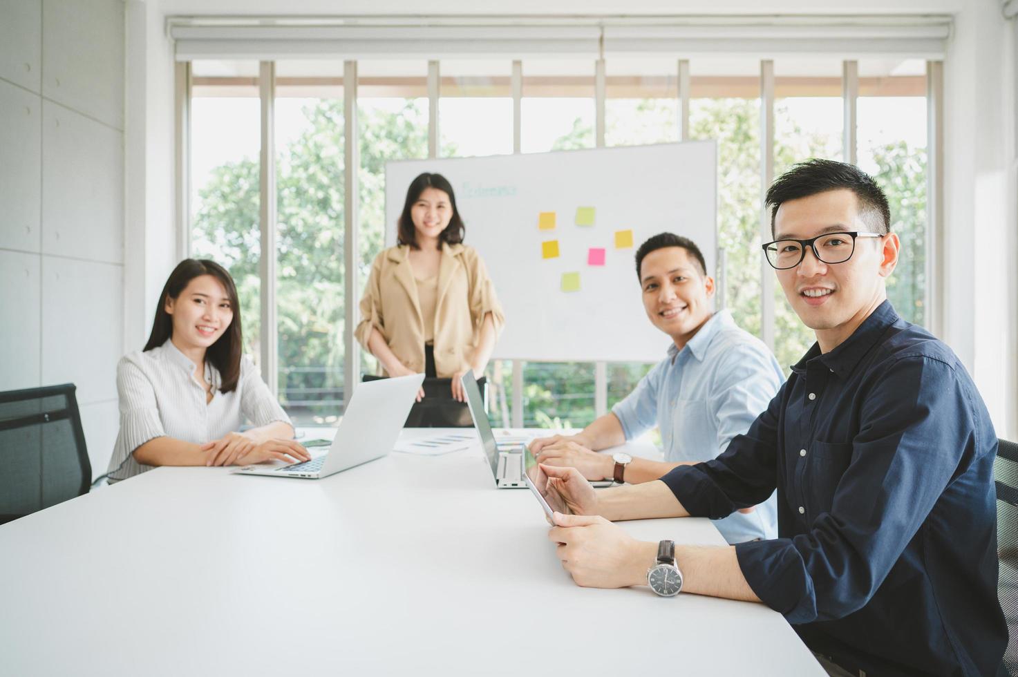 Aziatische zakenmensen tijdens brainstormvergadering foto