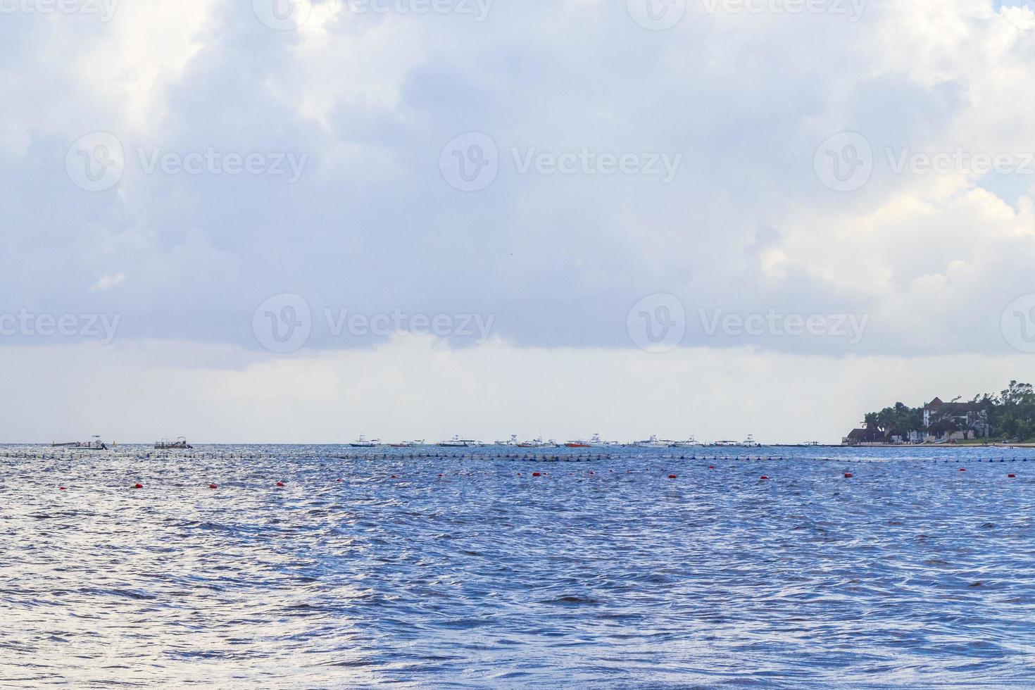 boten jachten schip steiger strand in playa del carmen Mexico. foto