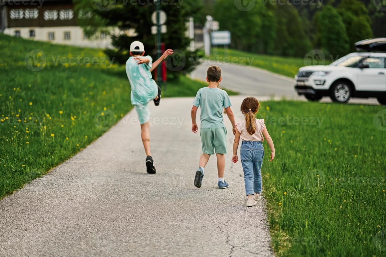 terug van drie kinderen wandelen Bij untertauern, Oostenrijk. foto