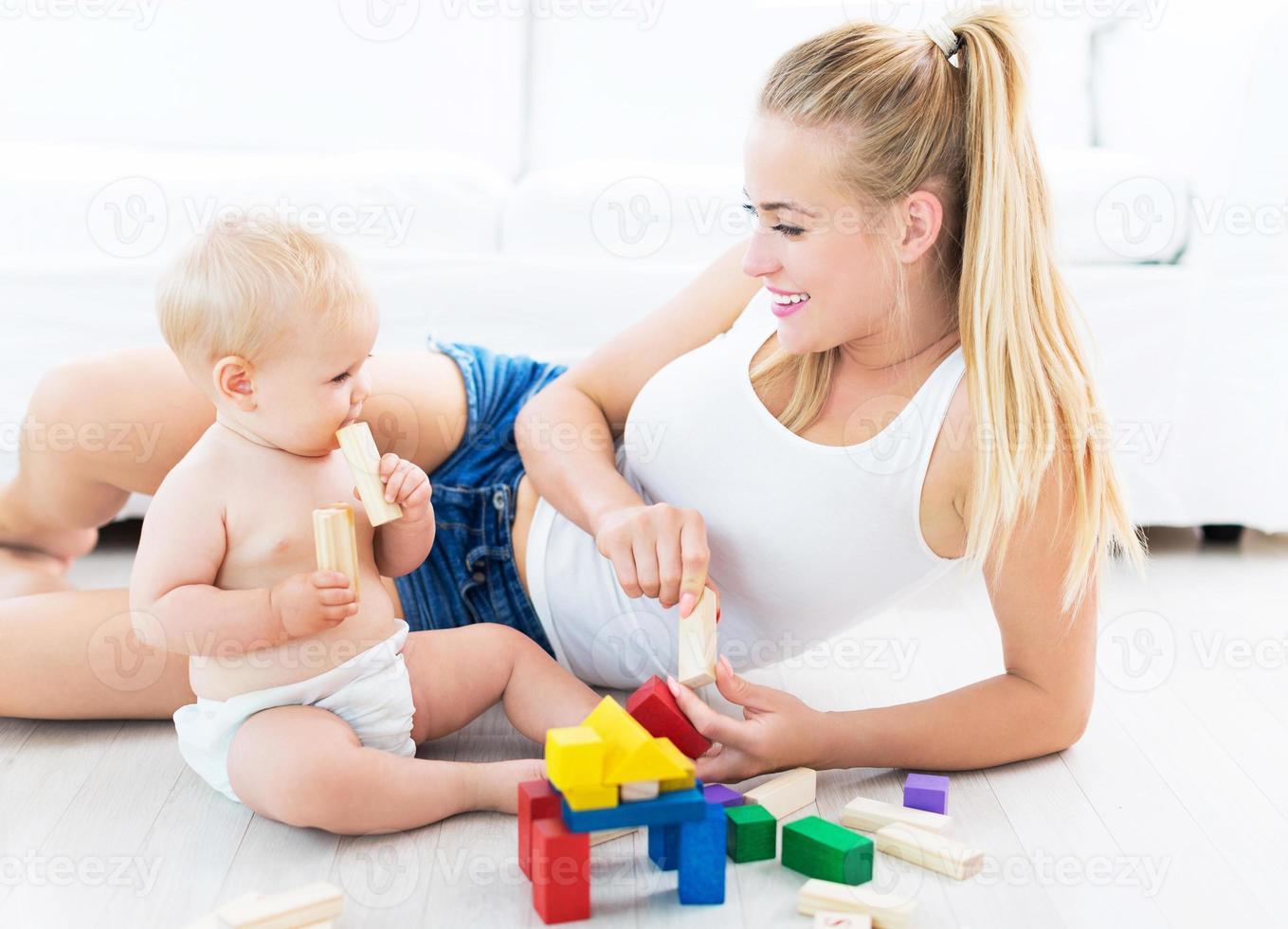moeder en baby spelen met blokken foto