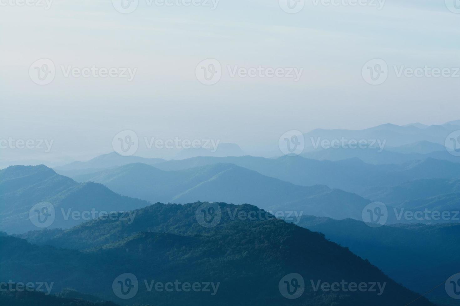 natuur landschap berg Woud, ochtend- voorjaar platteland in phu kuip berk, Thailand foto