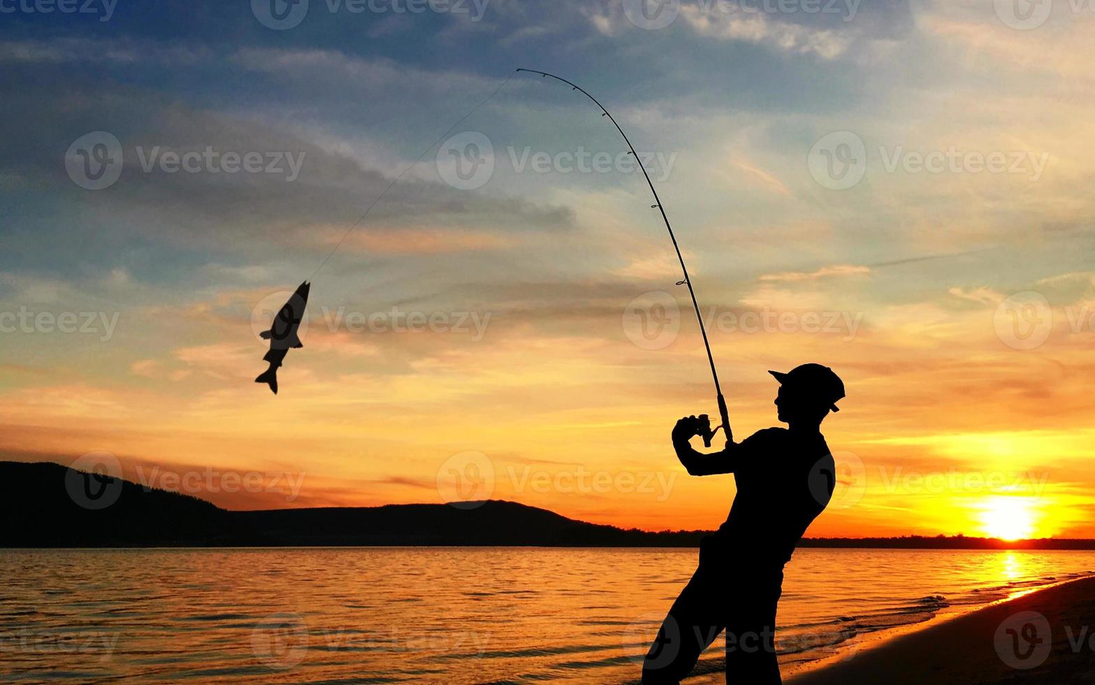 jong Mens visvangst Bij zonsondergang foto