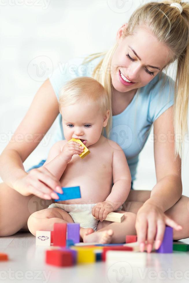 moeder en baby spelen met blokken foto