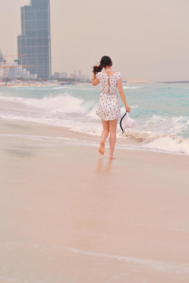 gelukkig mooi vrouw genieten van zomer vakantie foto