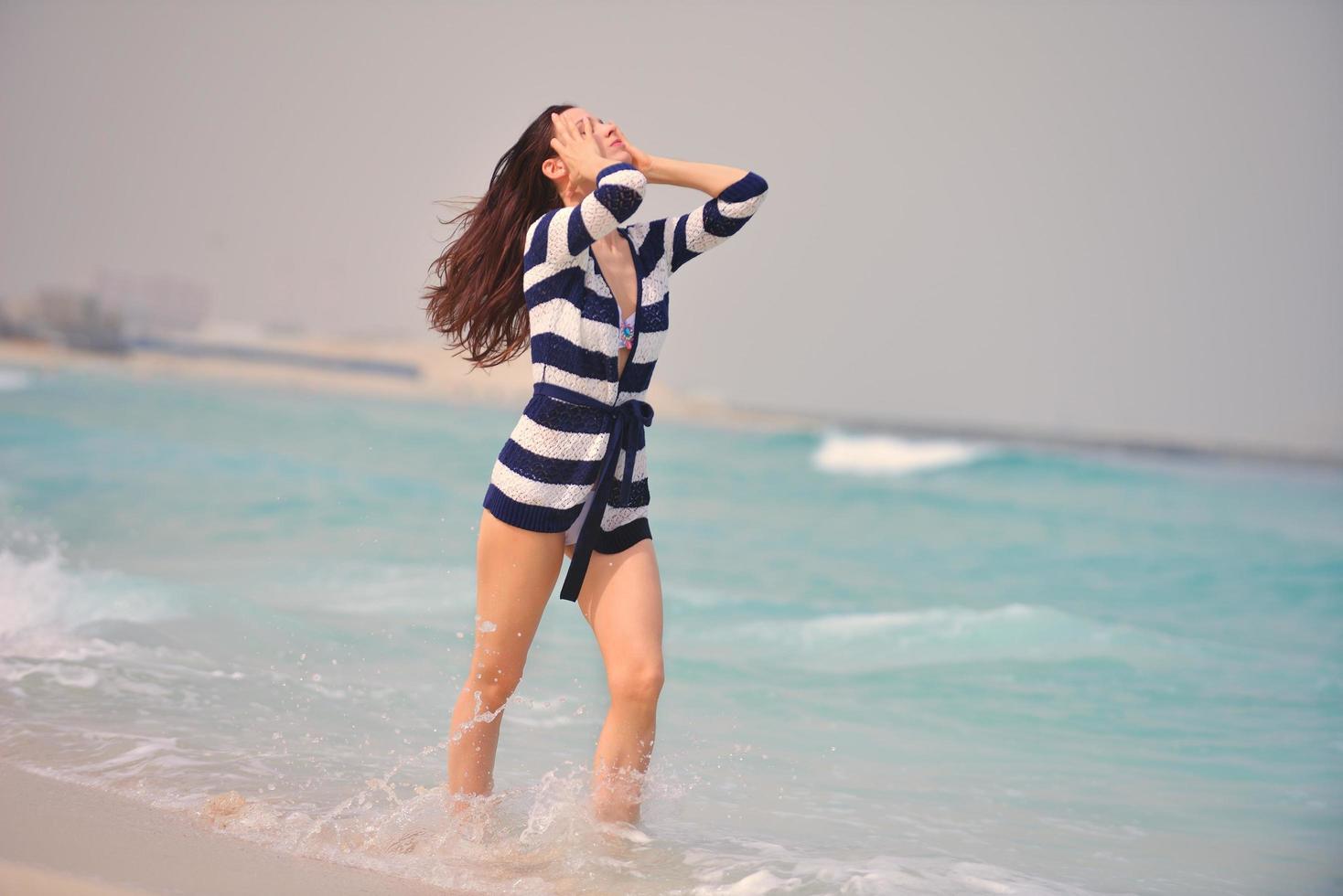 gelukkig mooi vrouw genieten van zomer vakantie foto