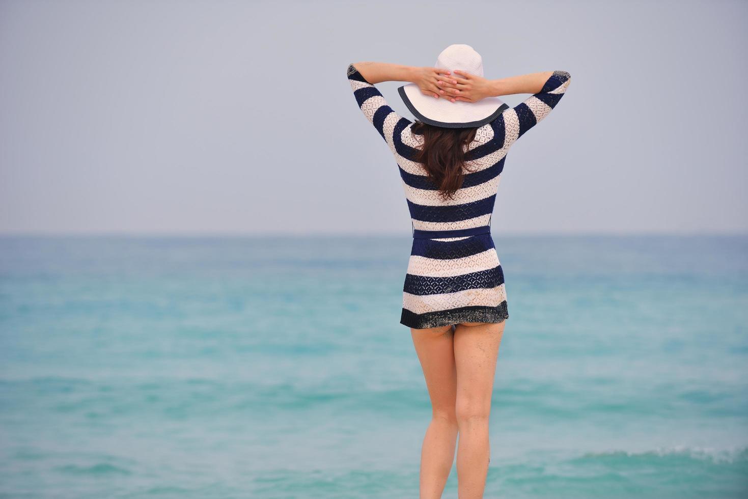 gelukkig mooi vrouw genieten van zomer vakantie foto