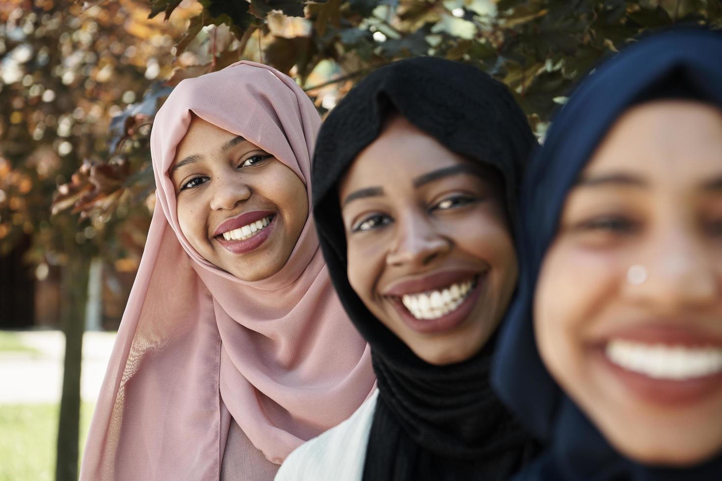 zakenvrouw groep portret vervelend traditioneel Islamitisch kleren foto