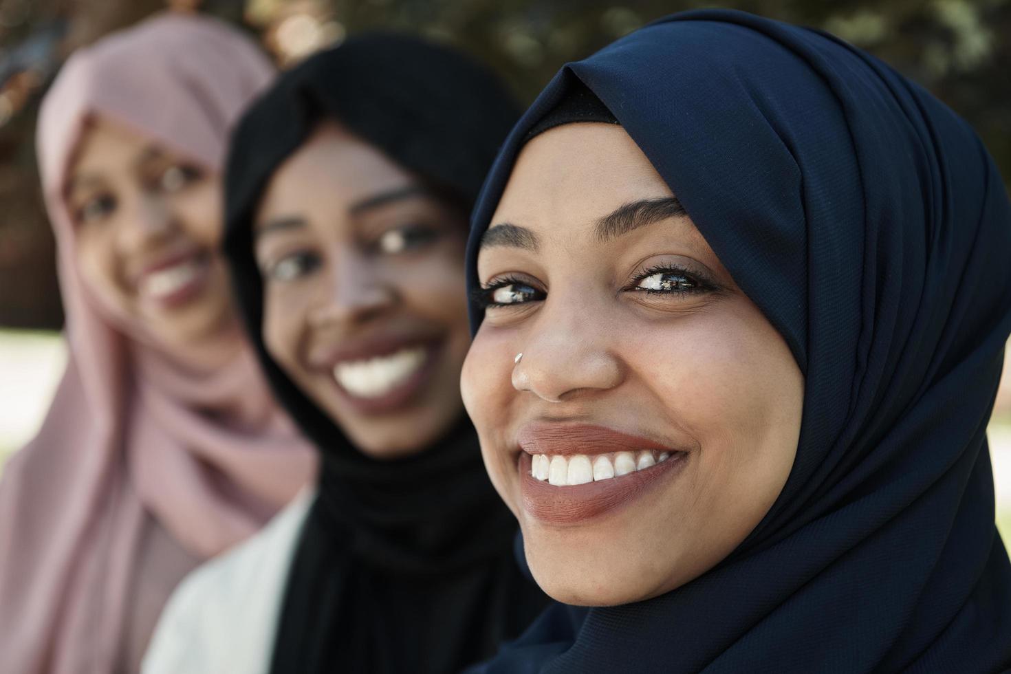 zakenvrouw groep portret vervelend traditioneel Islamitisch kleren foto