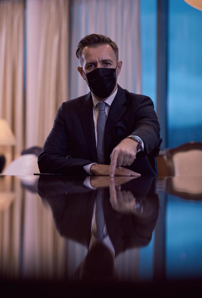 bedrijf Mens vervelend beschermend gezicht masker Bij luxe kantoor foto