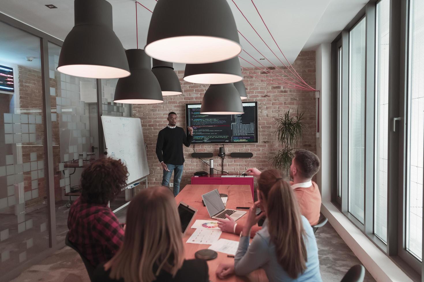 leider geven een bedrijf presentatie Bij een kantoor conferentie ontmoeting, zakenman trainer mentor legt uit diagram tabel Aan bord zakelijke groep werkplaats opleiding in bestuurskamer. selectief focus foto