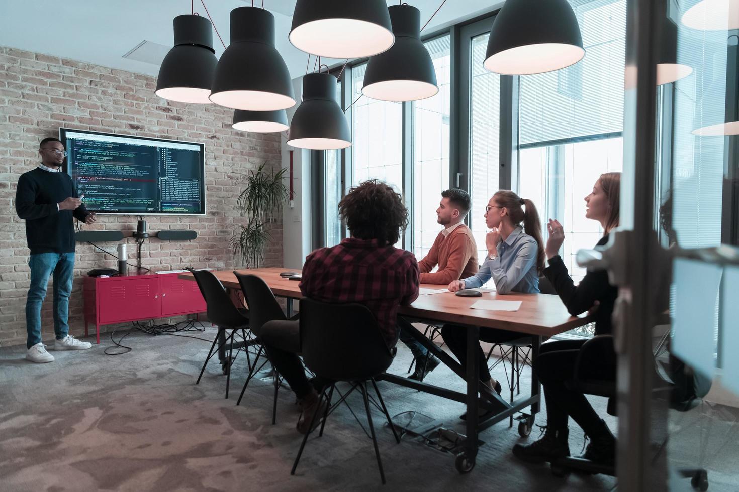 leider geven een bedrijf presentatie Bij een kantoor conferentie ontmoeting, zakenman trainer mentor legt uit diagram tabel Aan bord zakelijke groep werkplaats opleiding in bestuurskamer. selectief focus foto