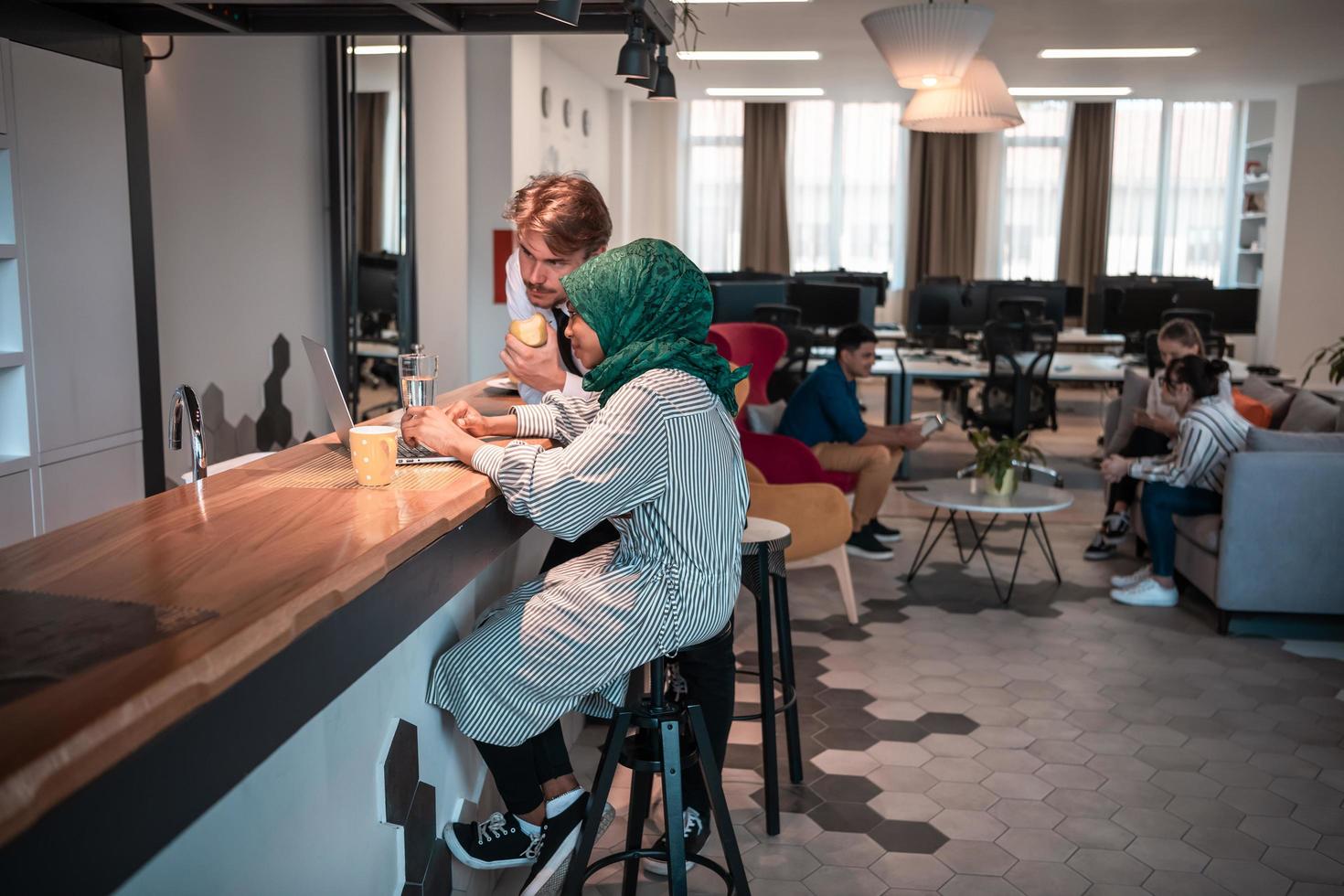 Internationale multicultureel bedrijf team.a jong bedrijf Mens en vrouw zitten in een modern ontspanning ruimte en praten over een nieuw bedrijf. foto