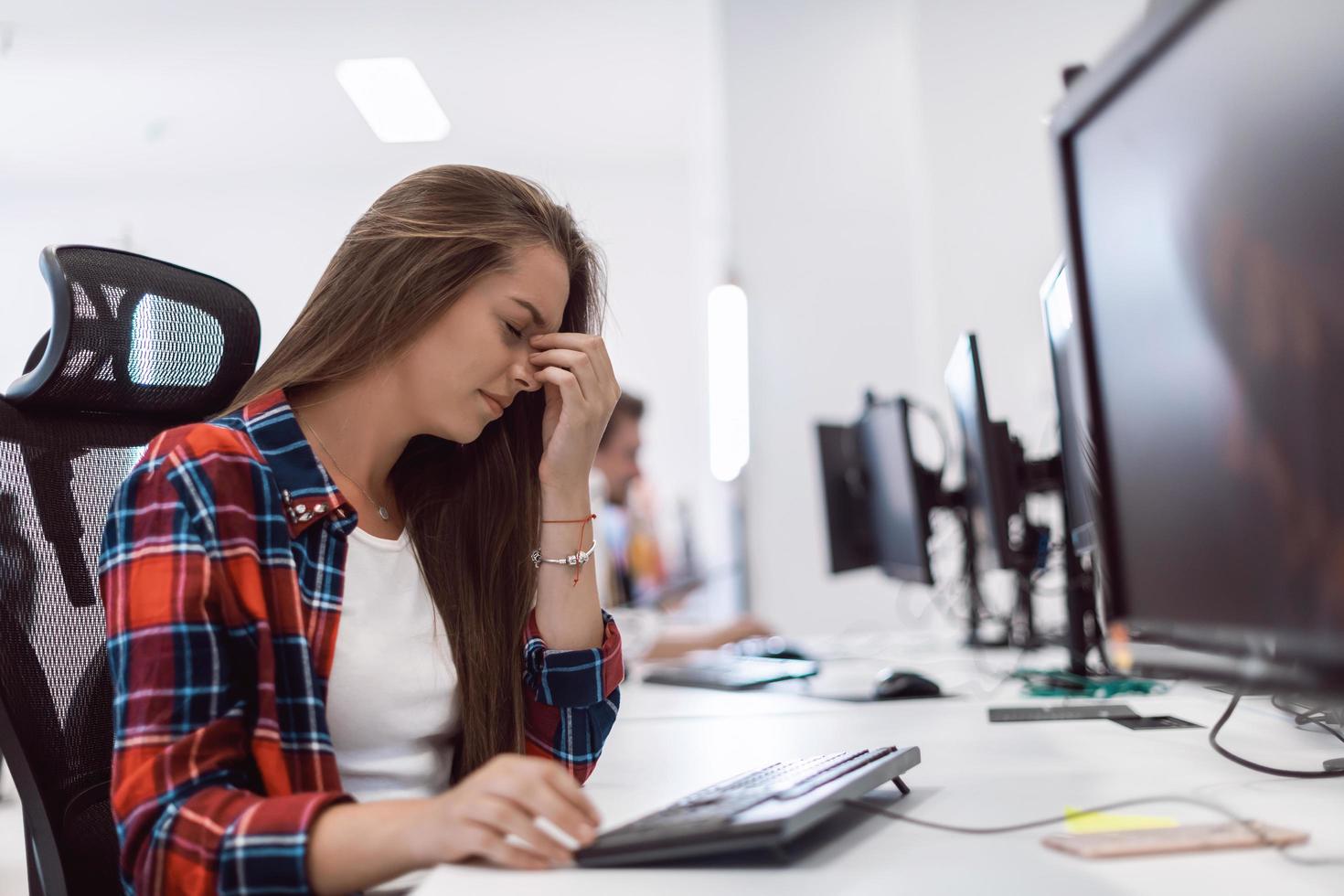 mooi geschokt en geërgerd jong vrouw op zoek haar bureaublad. verdrietig operator middel vrouw werken van huis in een telefoontje centrum foto