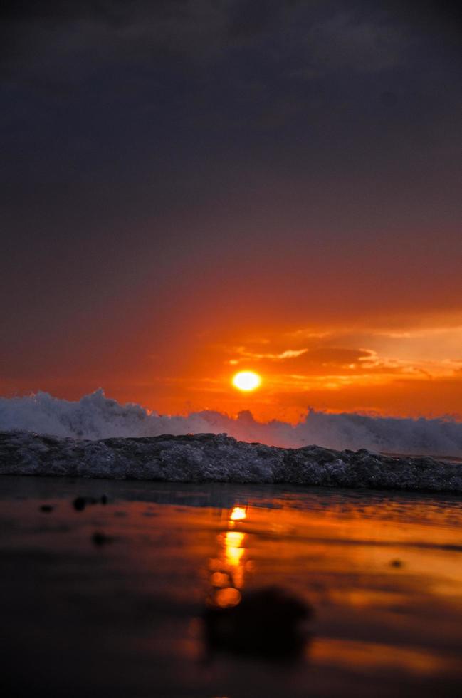 oceaangolven tijdens zonsondergang foto