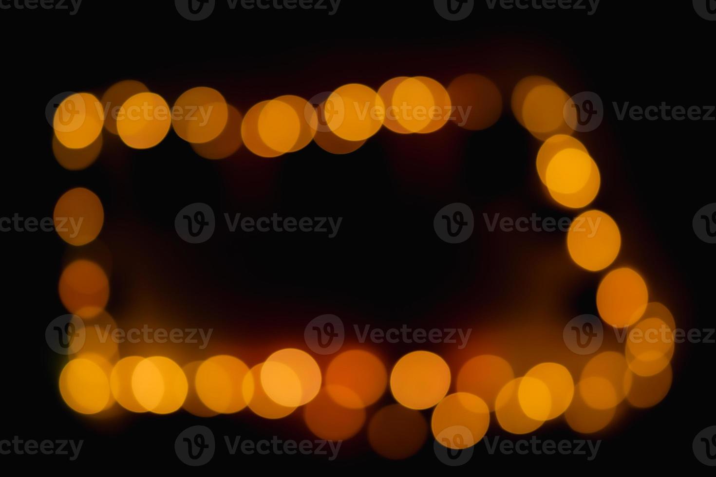 nemen de licht uit van focus naar creëren een ovaal, amberkleurig bokeh in de duisternis. foto