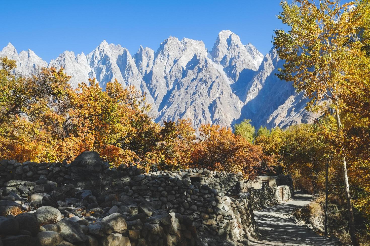 passu dorp in de herfst foto